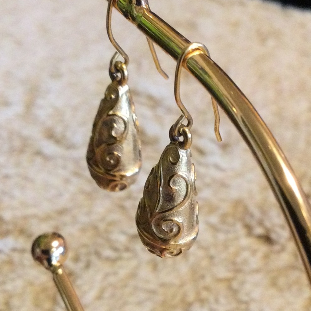 18k Gold Plated Tear Drop Earrings Scallop Design